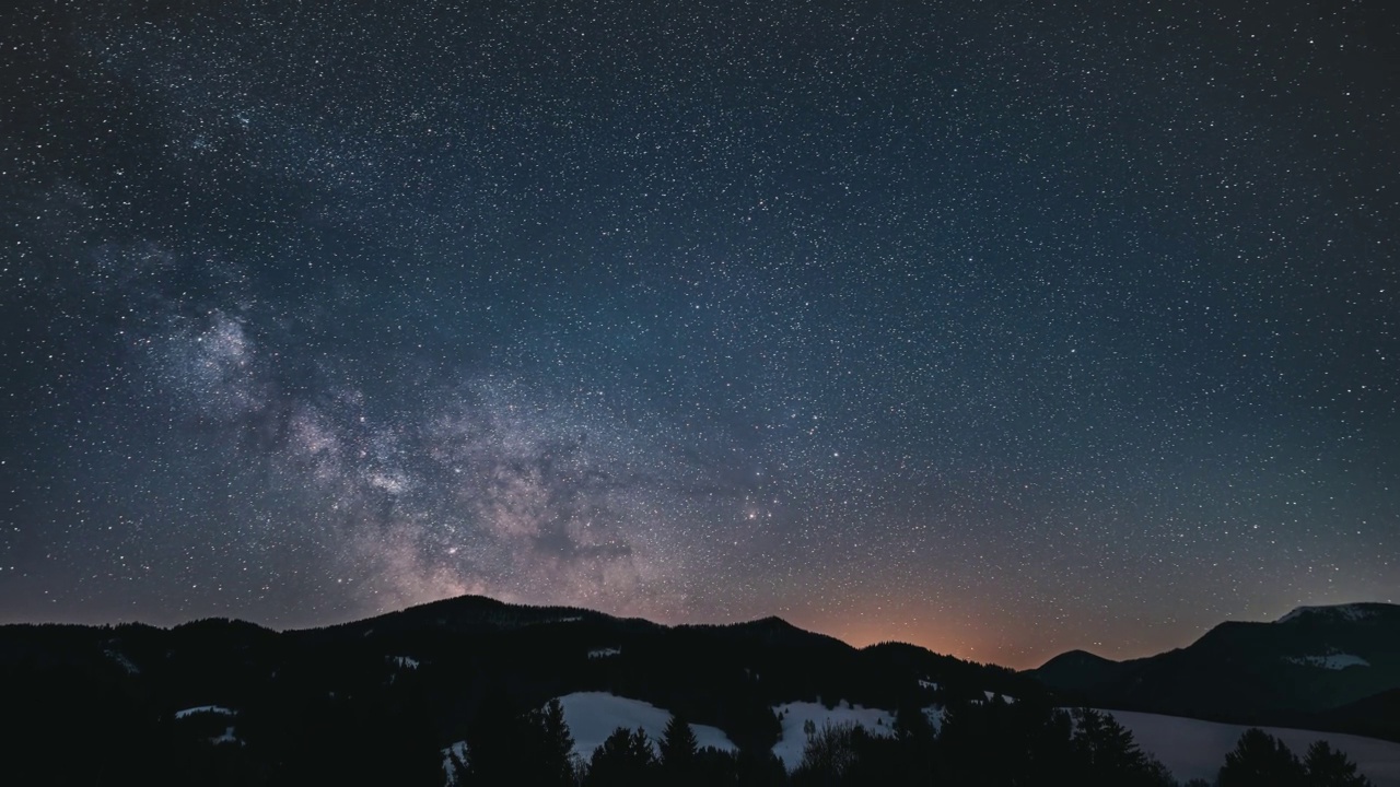 繁星点点的夜晚时间流逝银河星系天文星星移动过山林，黑夜到白天视频素材