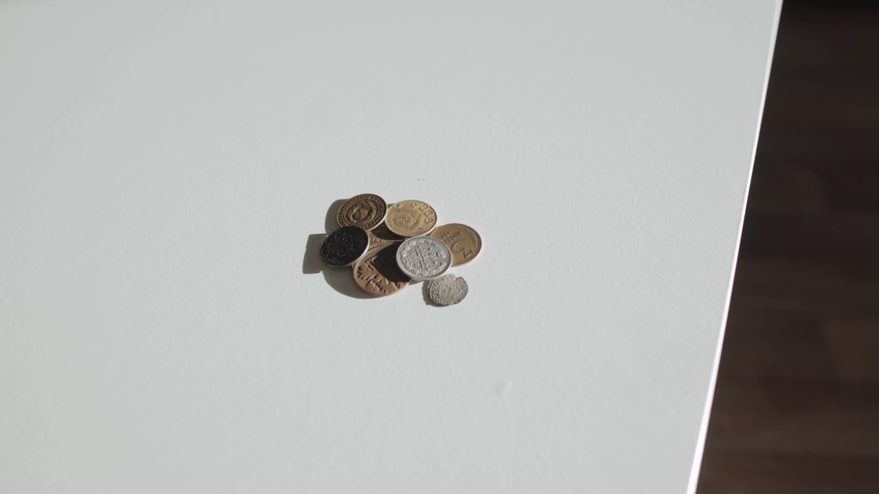 一组沙皇时代的古钱币躺在阳光下的白色桌子上，特写。视频素材