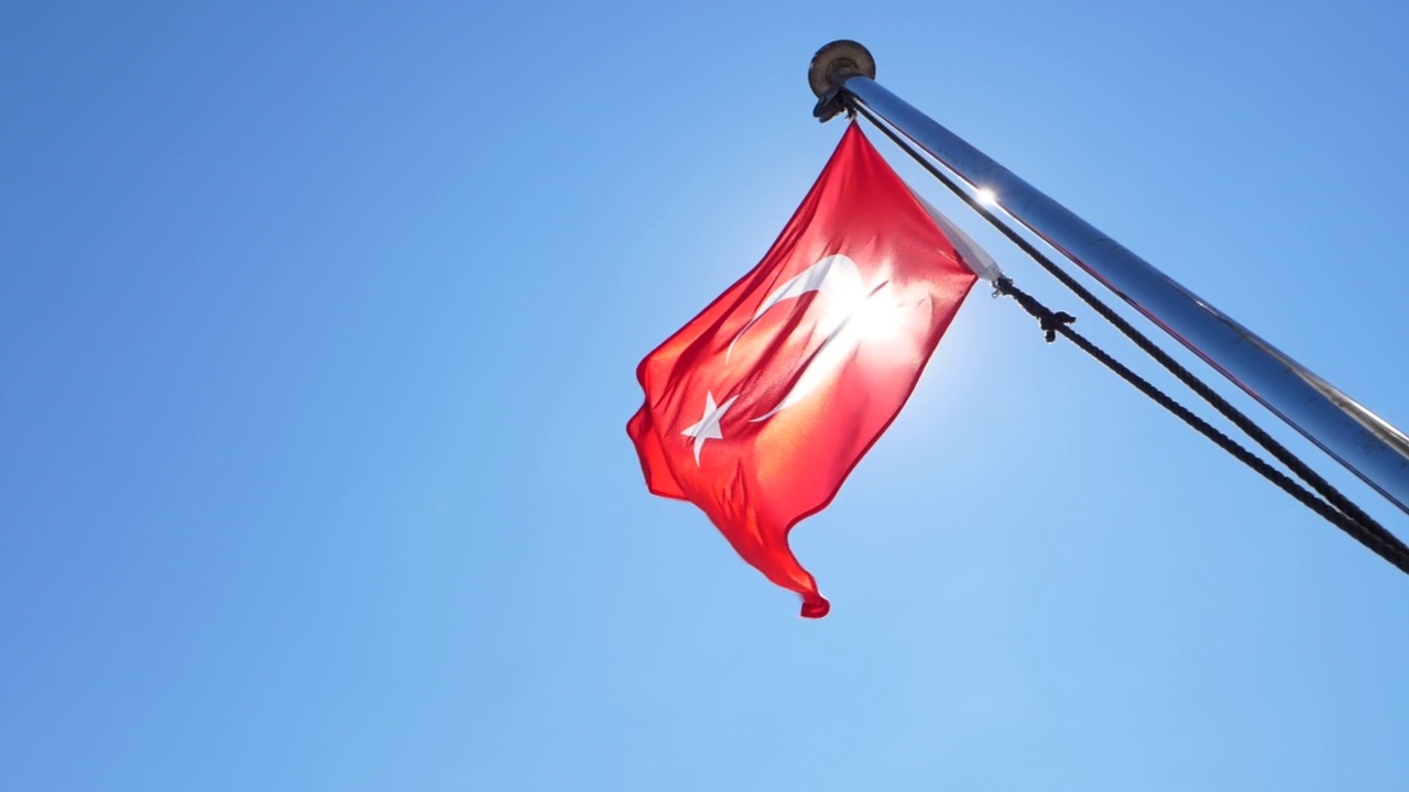 土耳其国旗在风中飘扬，慢镜头拍摄，阳光透过视频素材