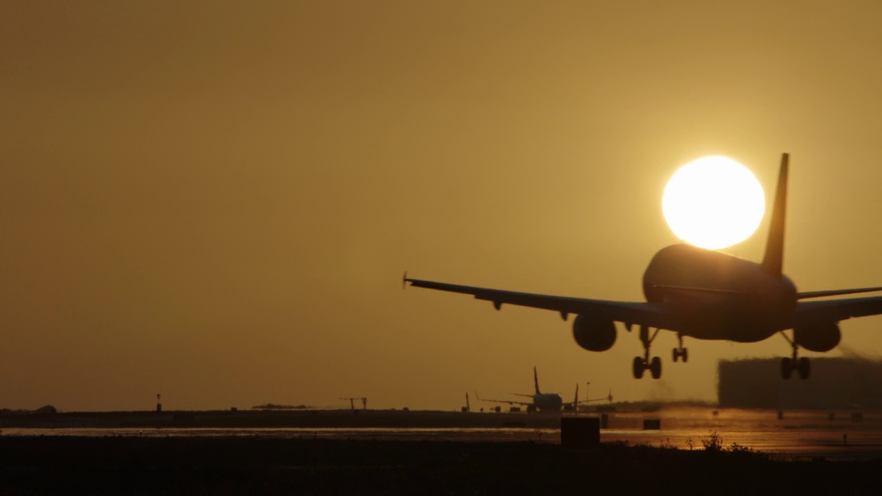 加利福尼亚，洛杉矶，黄昏时，CU空客A319在洛杉矶国际机场降落和滑行视频素材