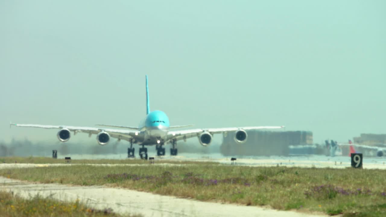 韩国航空公司空客A380客机在加利福尼亚州洛杉矶国际机场起飞视频素材