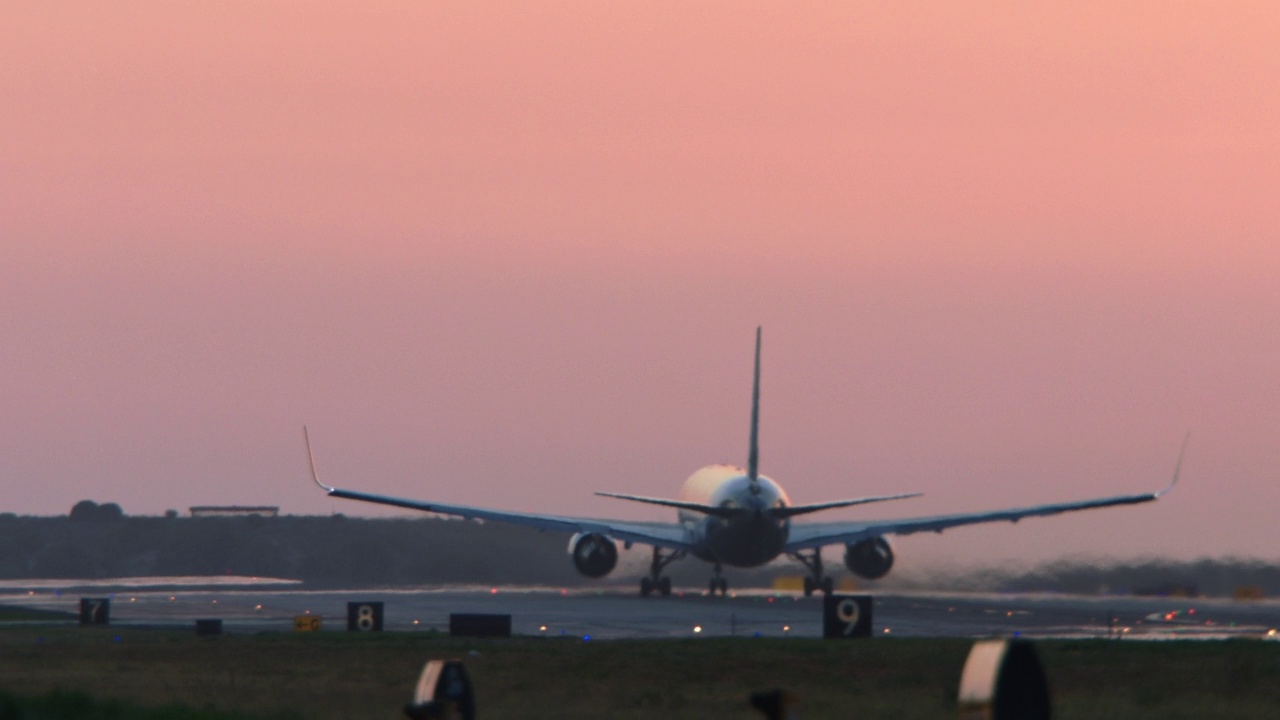 MS PAN TS空客A321在黄昏时分起飞，加利福尼亚洛杉矶视频素材