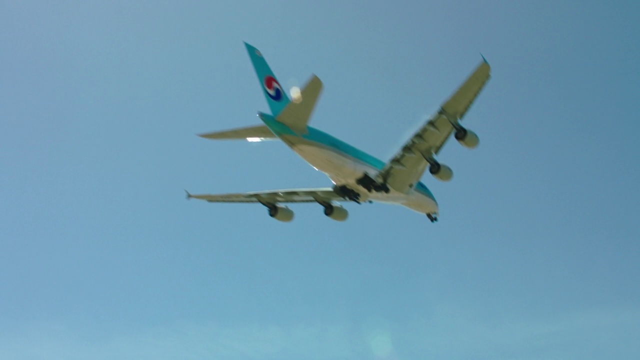 韩国航空公司的空中客车A380在美国加利福尼亚州洛杉矶国际机场起飞后正从空中飞过视频素材