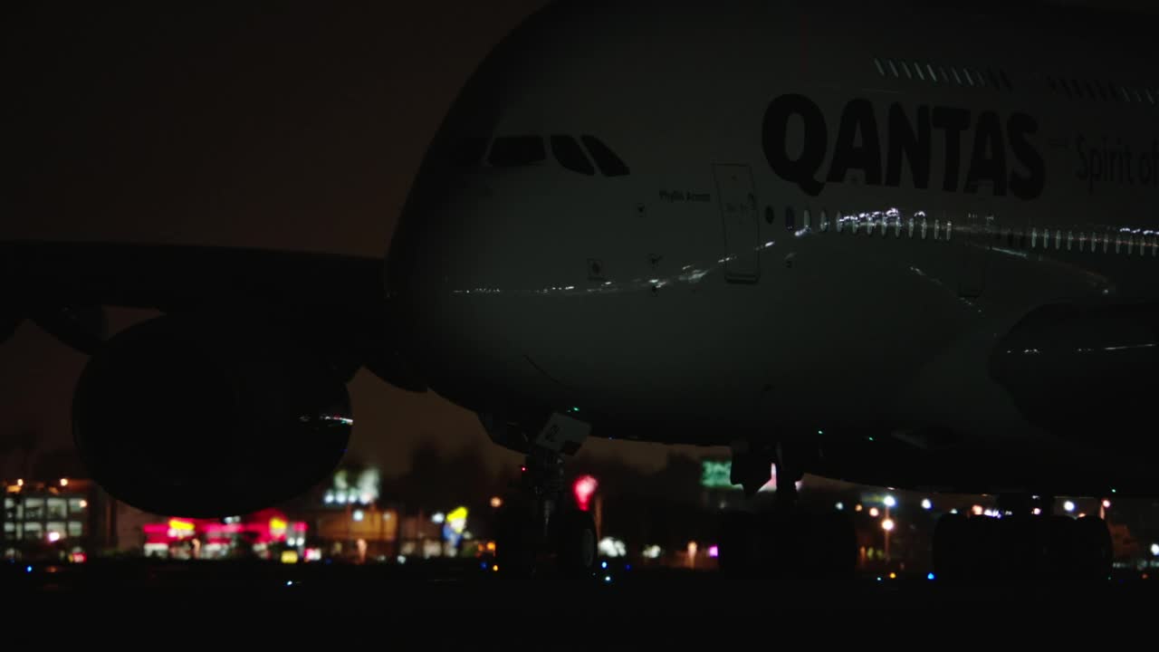 澳洲航空公司空中客车A380夜间在加州洛杉矶国际机场滑行视频素材