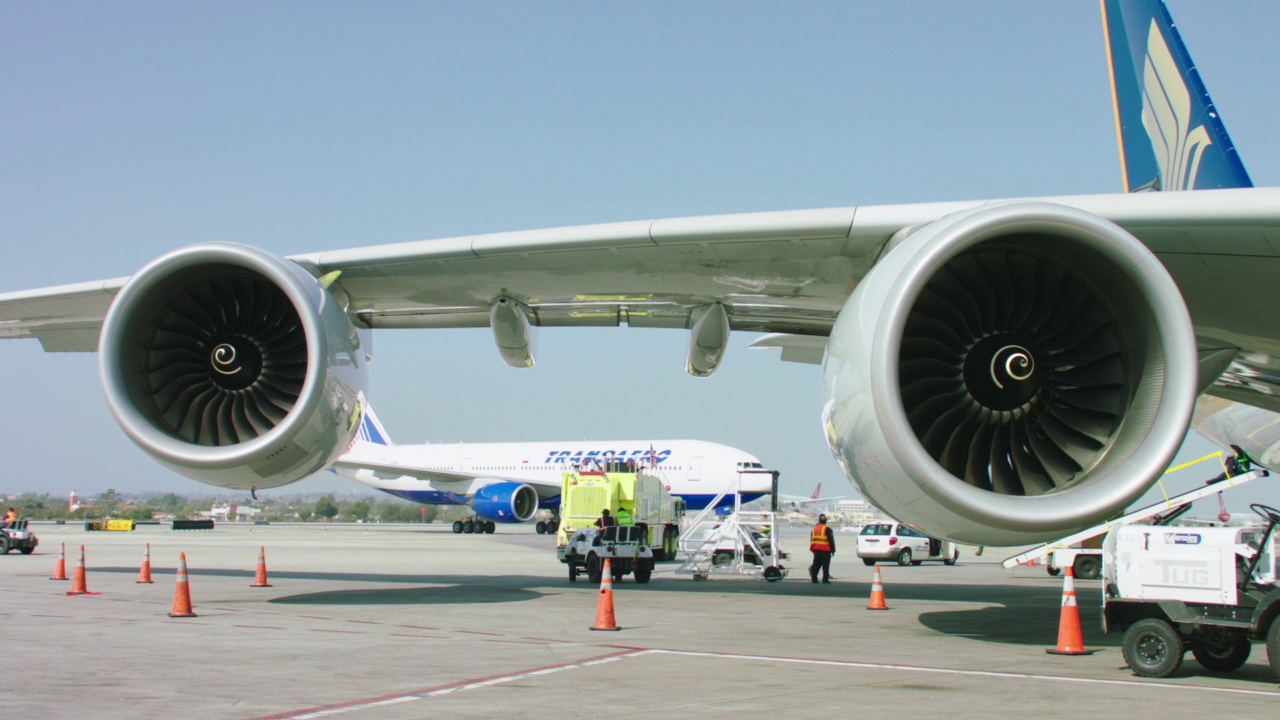 新加坡航空公司的空客A380在加州洛杉矶国际机场接受服务视频素材