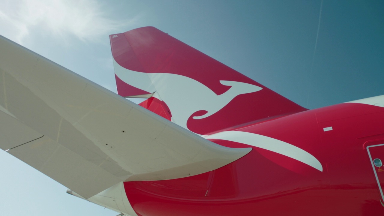 澳洲航空公司空客A380的尾翼在加州洛杉矶国际机场视频素材