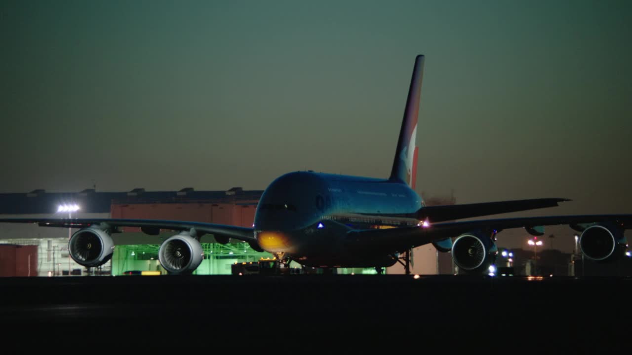 澳洲航空公司空客A380在加州洛杉矶国际机场滑行视频素材