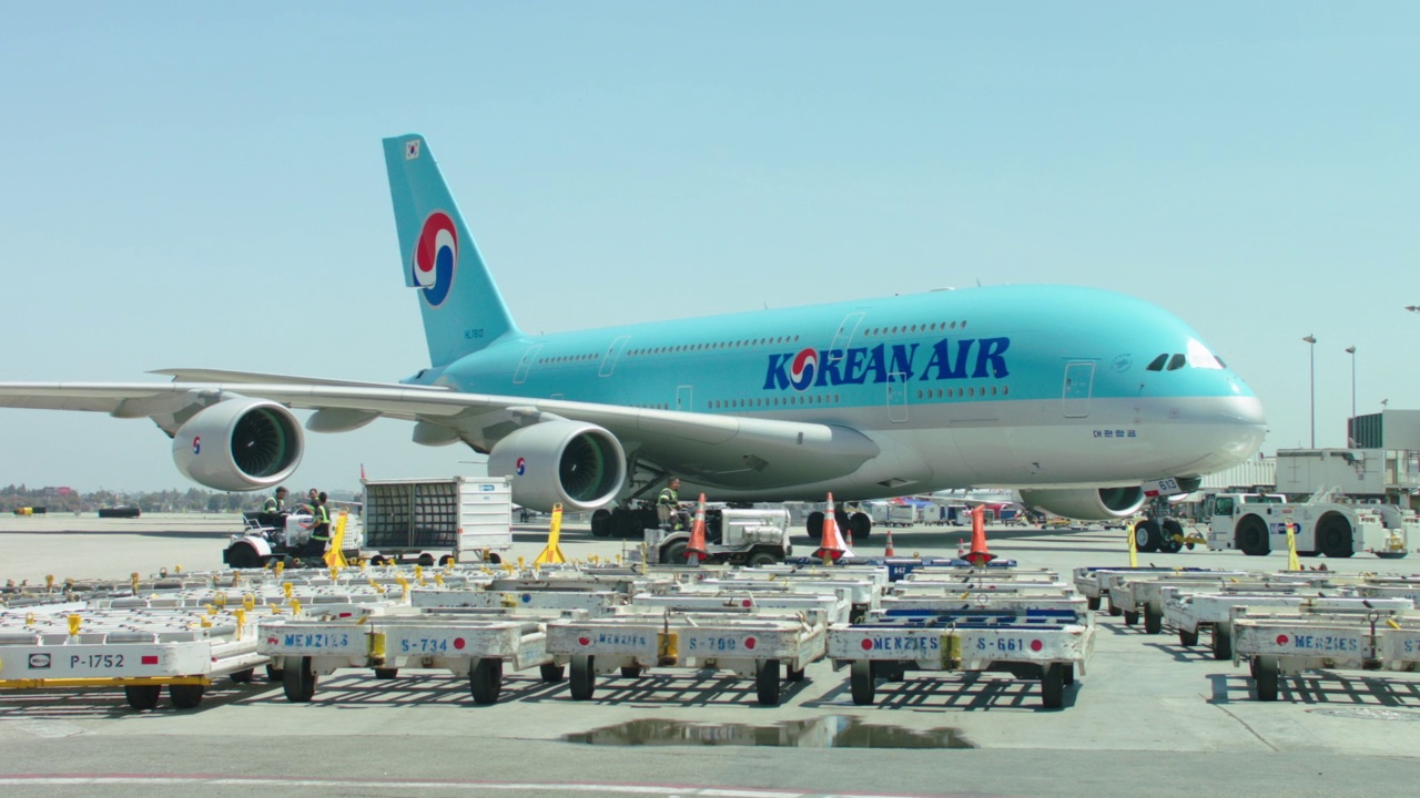 韩国航空公司空中客车A380在加利福尼亚州洛杉矶国际机场滑行视频素材