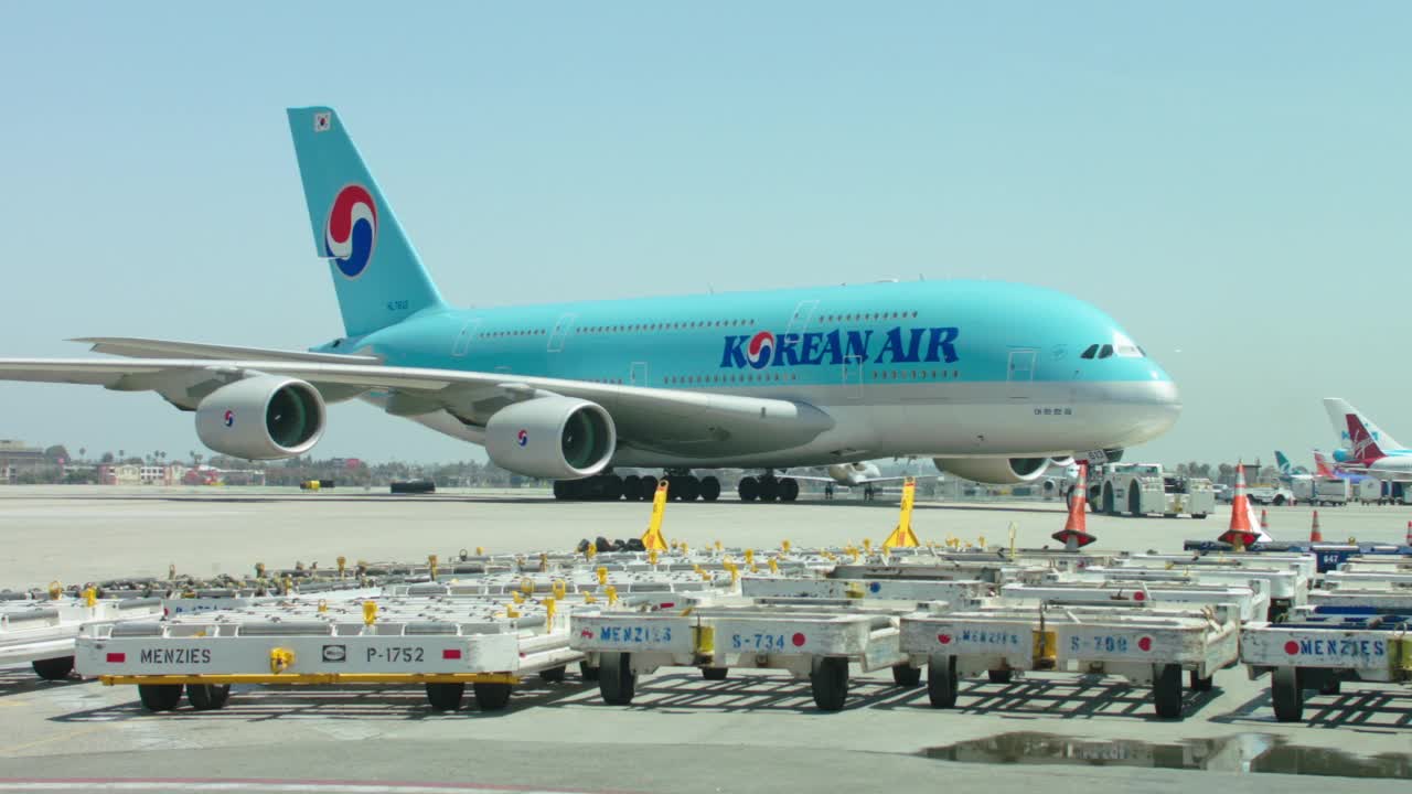 MS PAN大韩航空空客A380在加州洛杉矶国际机场滑行视频素材