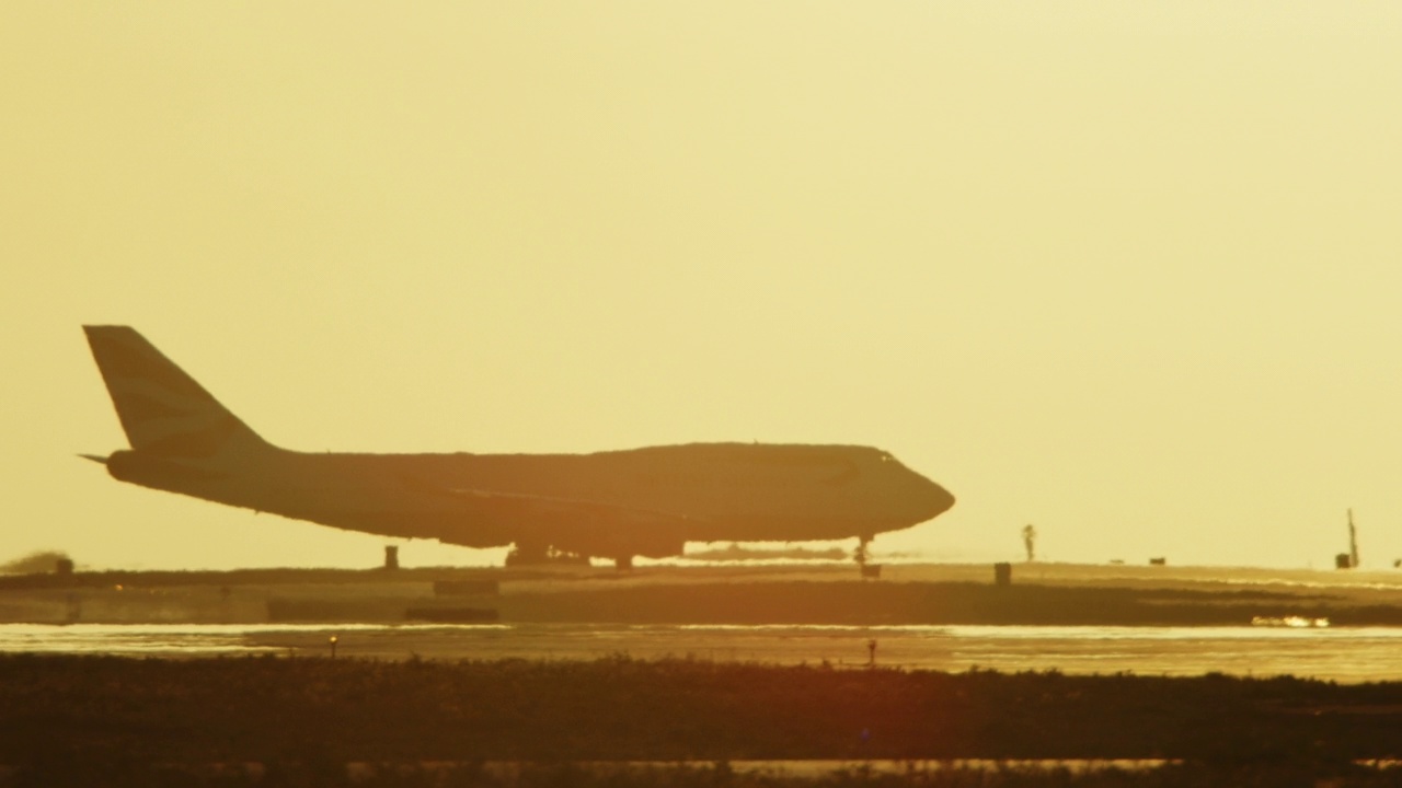 加利福尼亚，洛杉矶，日落时，MS PAN喷气式飞机在洛杉矶国际机场降落和滑行视频素材