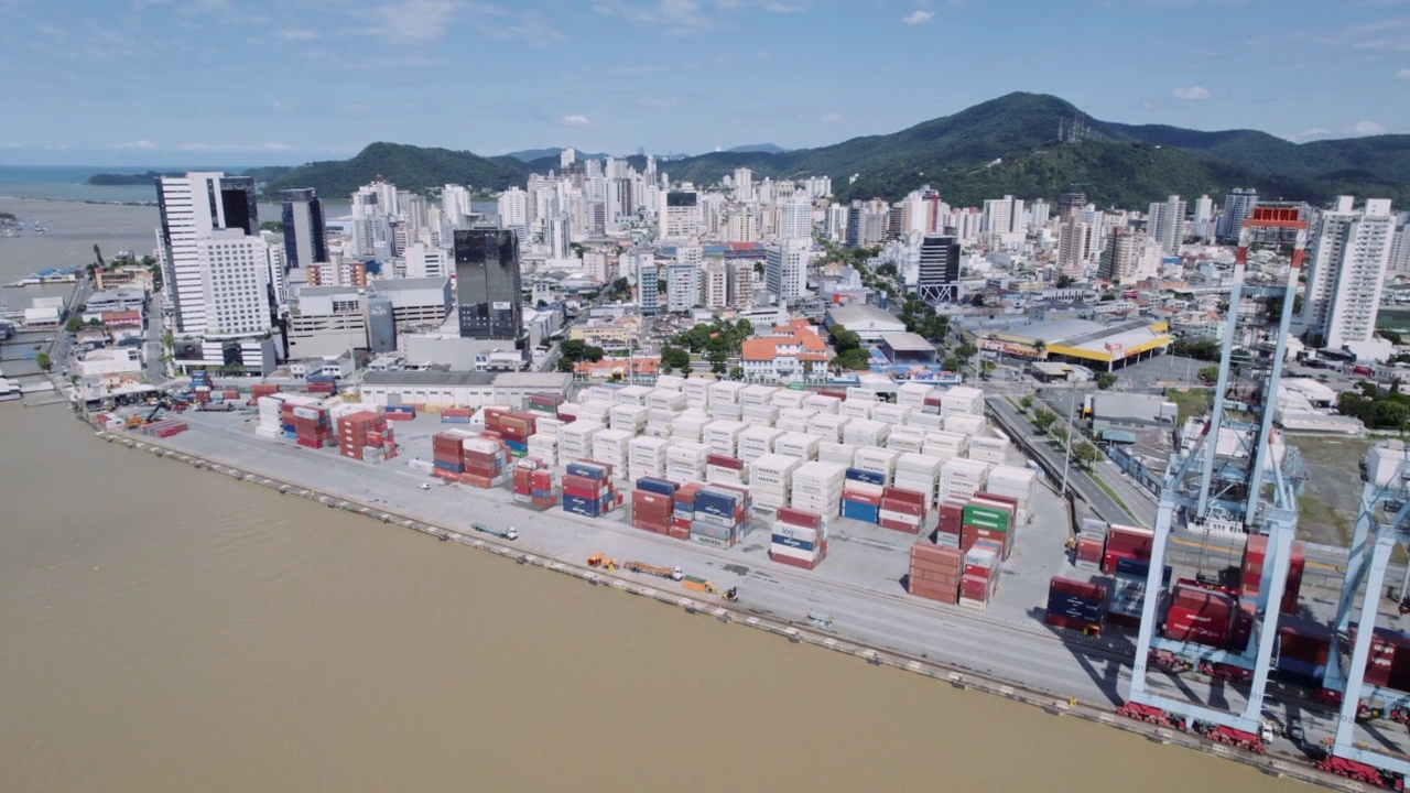 鸟瞰图APM码头Itajaí及其周边城市环境视频素材