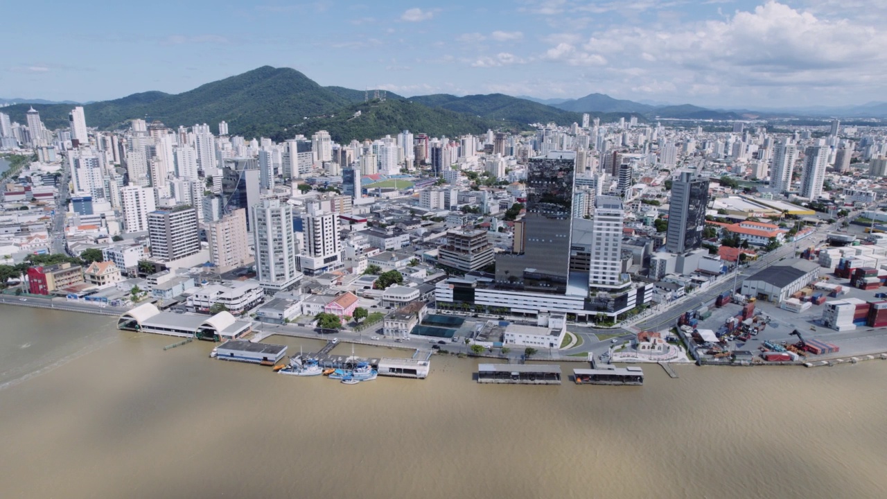 鸟瞰图APM码头Itajaí及其周边城市环境视频素材