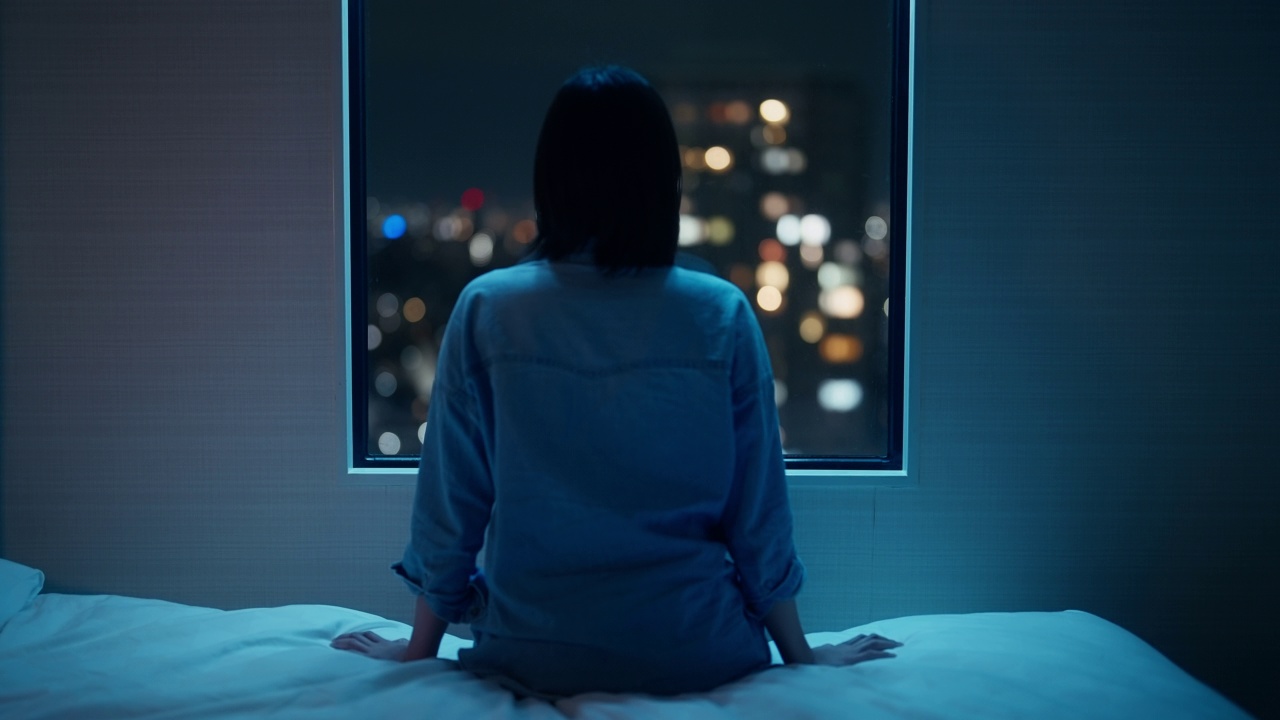 女人的肖像，在黑暗的房间在晚上视频下载