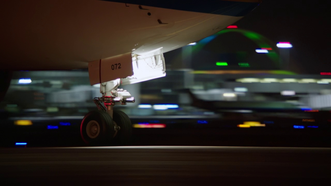 加州洛杉矶，一架夜间飞行的客机的前轮视频素材