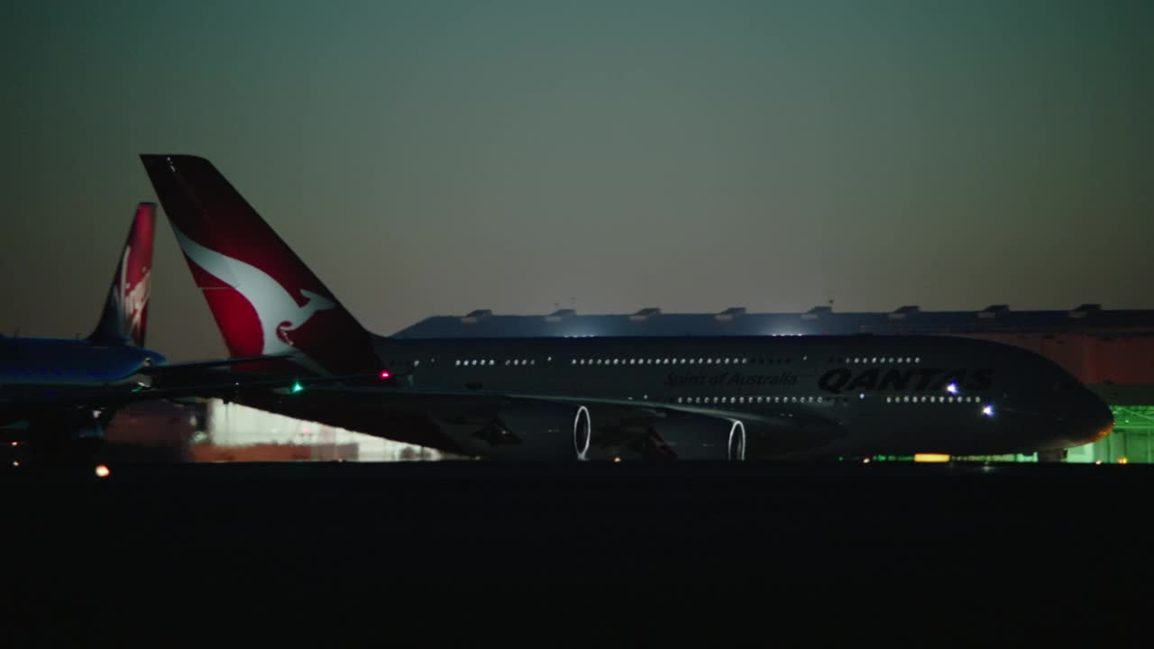 澳洲航空公司空客A380在加州洛杉矶机场滑行视频素材