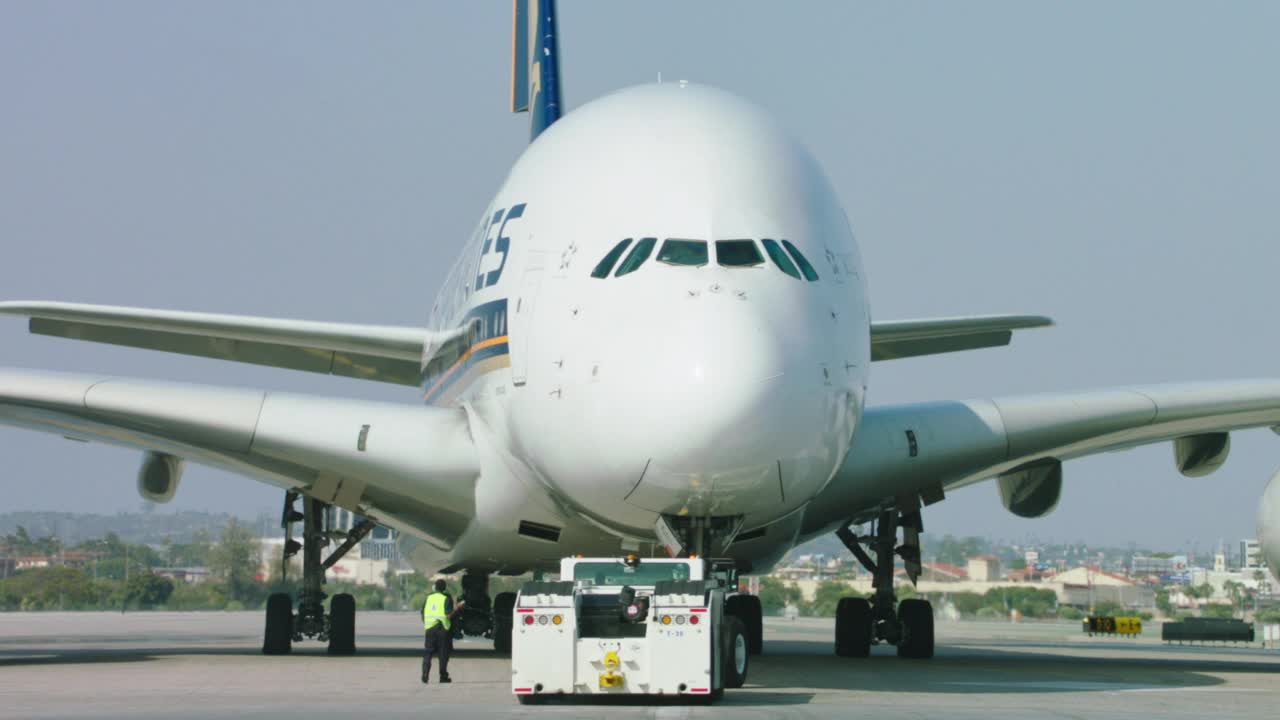新加坡航空公司空客A380在加州洛杉矶国际机场滑行视频素材