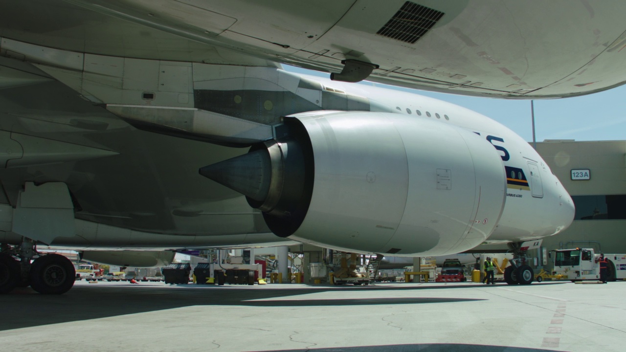新加坡航空公司空客A380在加州洛杉矶国际机场降落视频素材