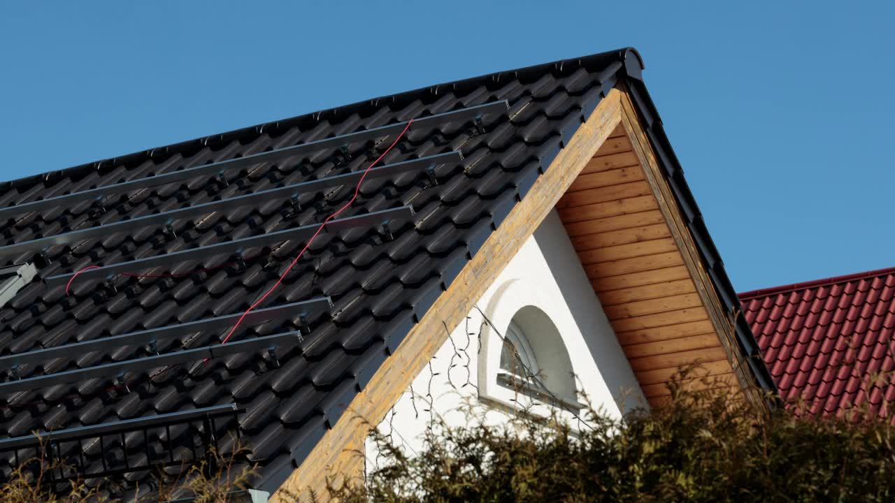 屋顶太阳能电池板的可视化安装。之前和之后。视频下载