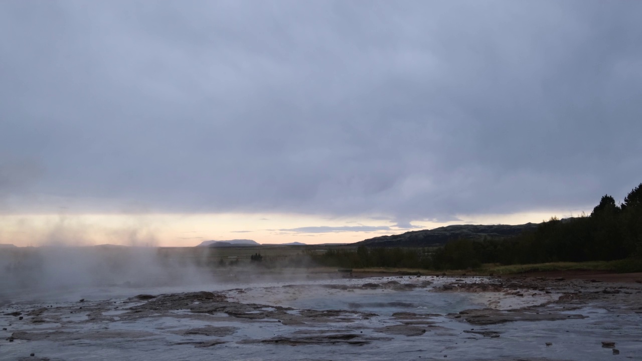 冰岛斯特库尔间歇泉的喷发视频素材