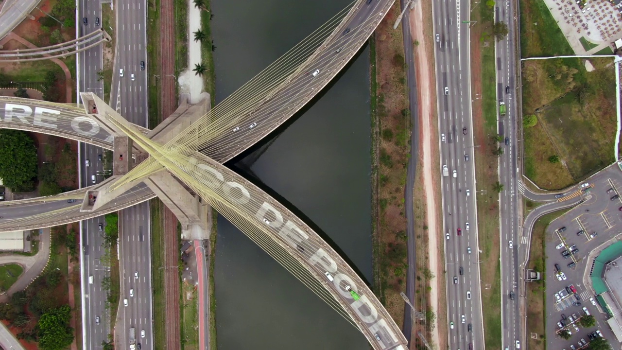 从上到下俯瞰标志性的Octavio Frias de Oliveira桥，又名圣保罗的Ponte Estaiada，是巴西的商业和金融中心，也是南美洲最大的城市视频素材