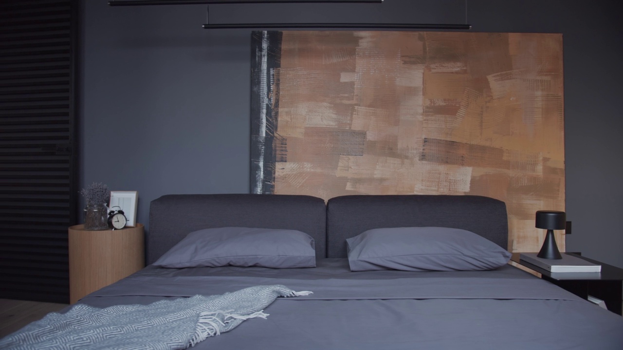 黑色和灰色色调的现代极简主义卧室，大型绘画和木材视频下载