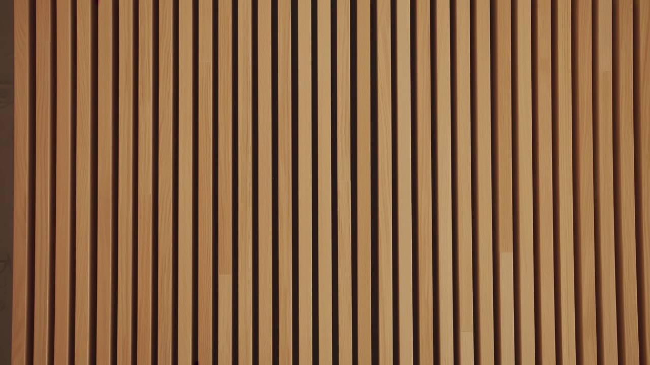 简约风格的轻木线条，在现代室内的混凝土天花板上视频下载