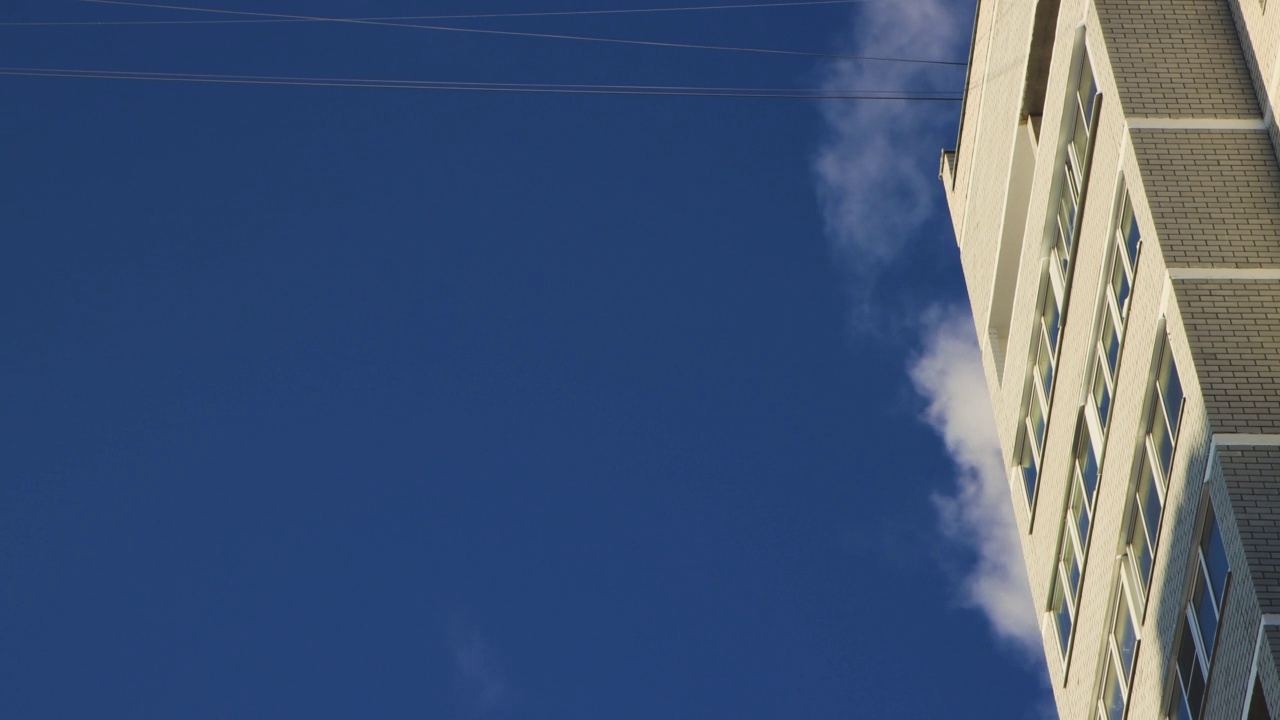 白烟，像蒸汽或云，在屋顶上移动。视频下载