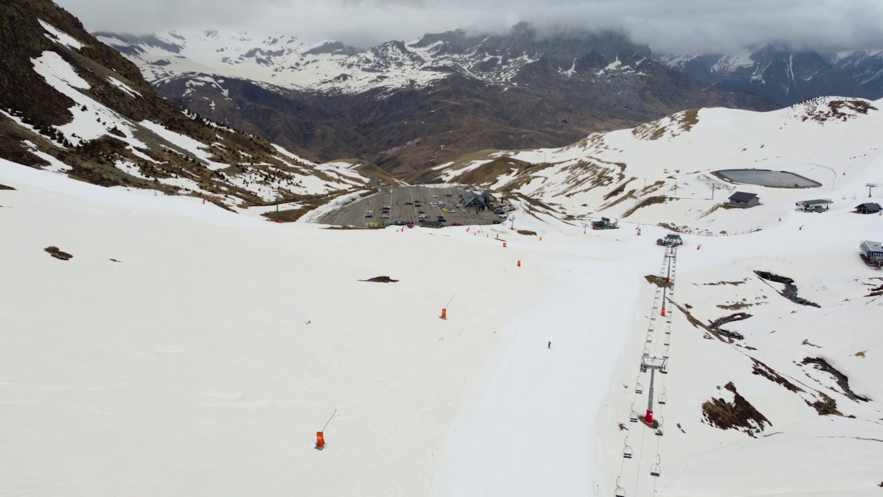 在西班牙的Formigal，一个孤独的滑雪者在比利牛斯山脉的背景下完成了滑雪视频下载