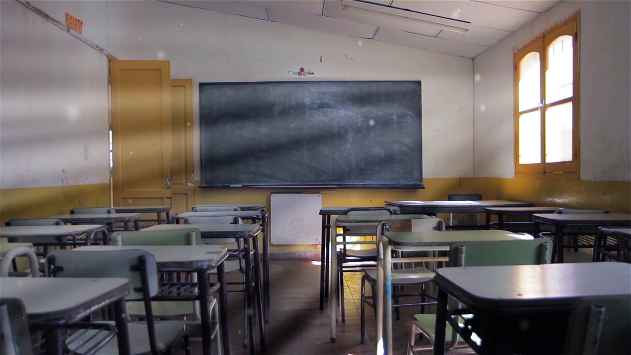 南美阿根廷Altiplano地区一所贫困学校的空教室。视频下载