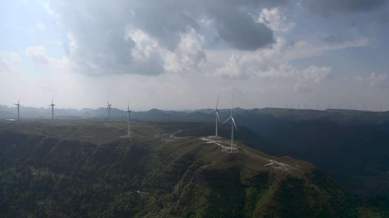 高原上的风力发电站视频下载