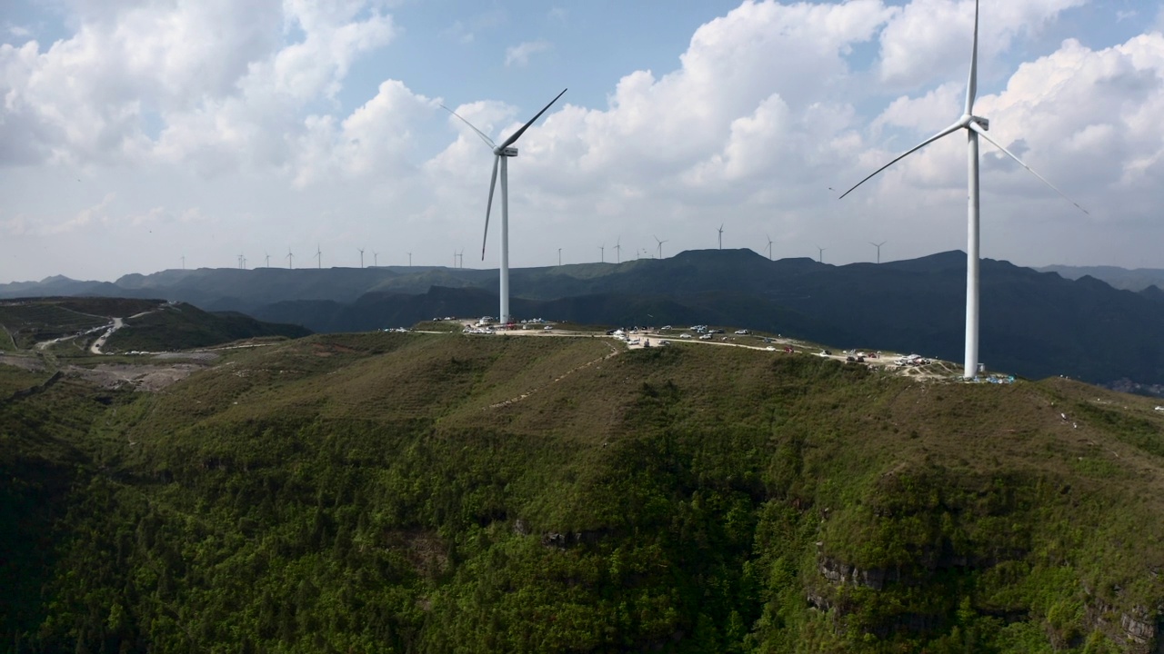 高原上有风力发电站视频下载