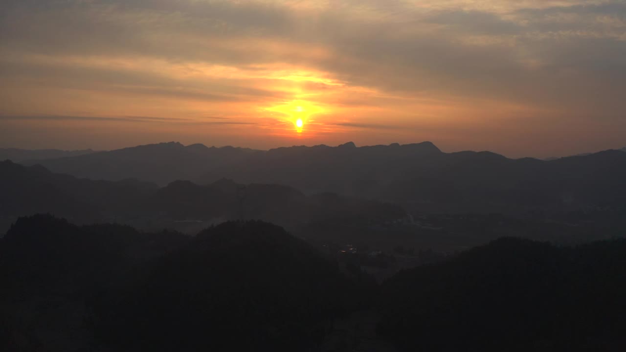 日落时分无人机拍摄的贵州景观视频下载