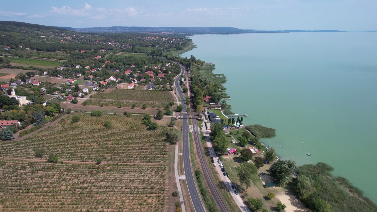 鸟瞰匈牙利的巴拉顿湖、道路、房屋、田野和花园视频下载