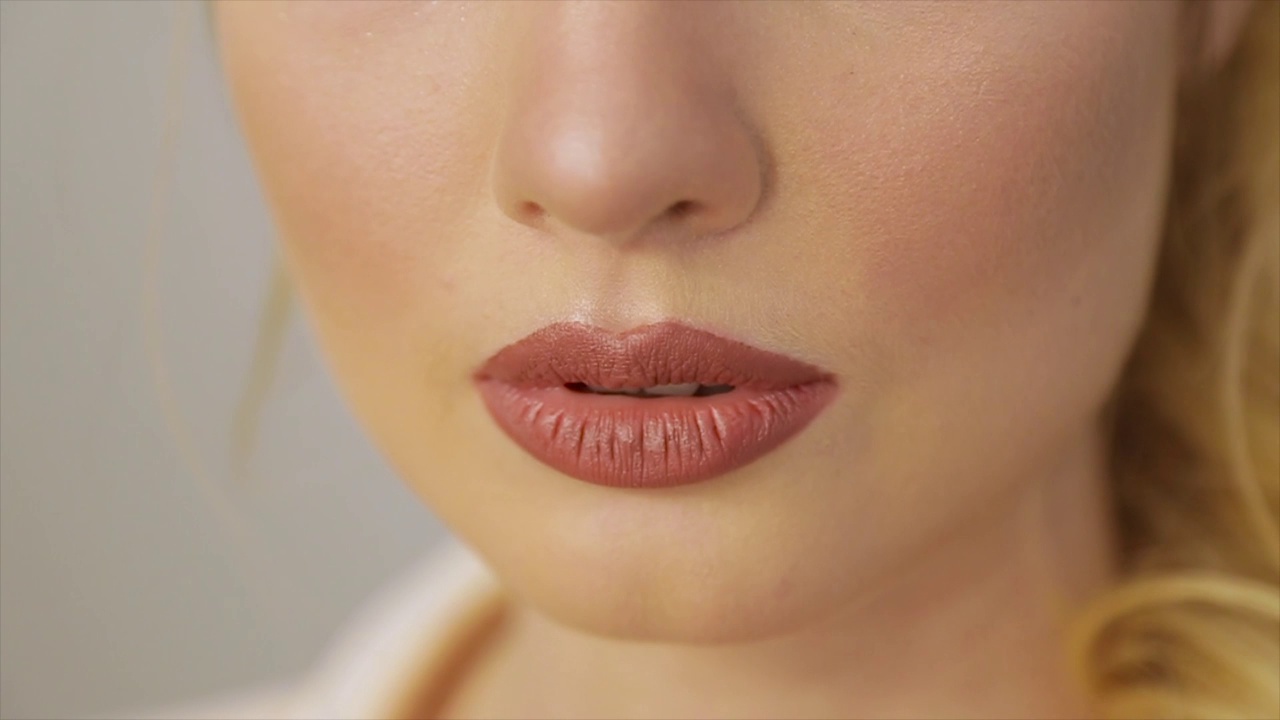 女人的嘴唇涂着红色的唇膏视频下载