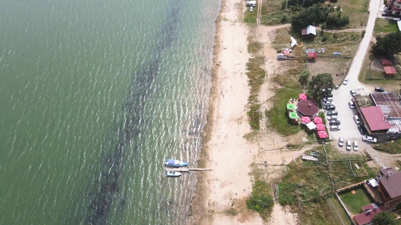 鸟瞰保加利亚巴塔克水库的海岸线视频素材