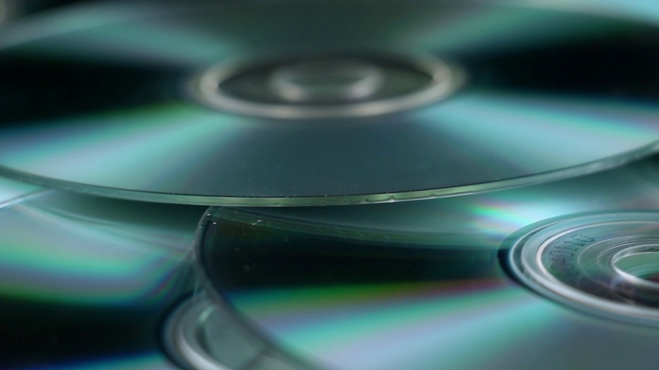 CD盘摞在黑色上视频素材