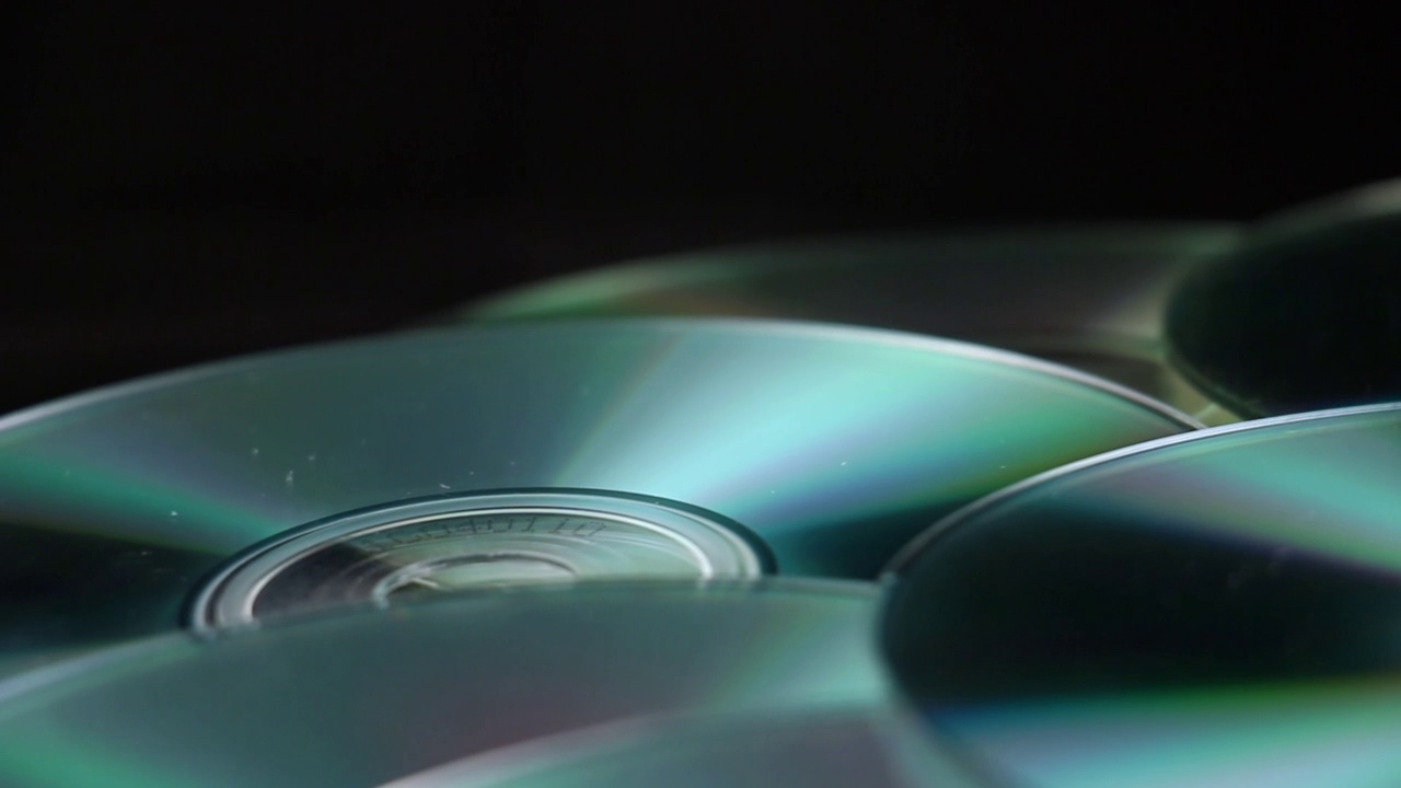 CD盘摞在黑色上视频素材
