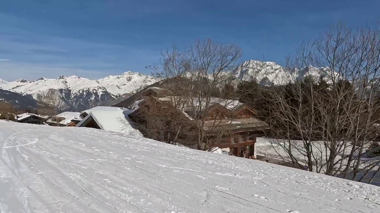 冬季滑雪胜地的风景，山坡上的小木屋视频下载