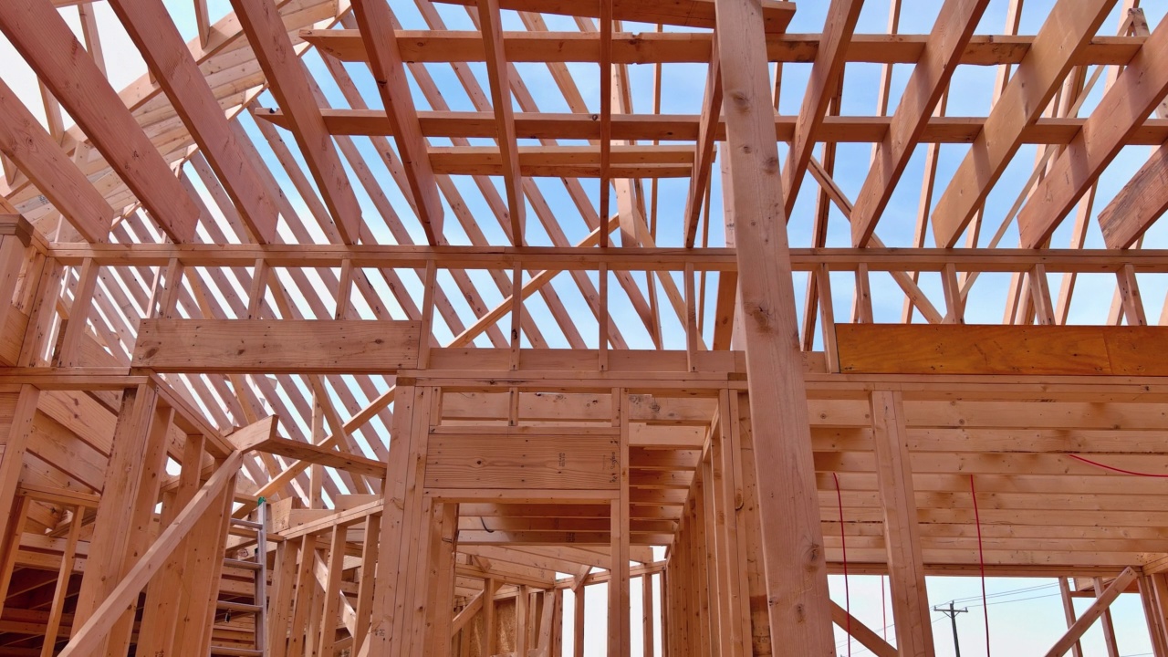 鸟瞰图木架梁框架房屋贴建的家在建设中新建与木桁架视频素材