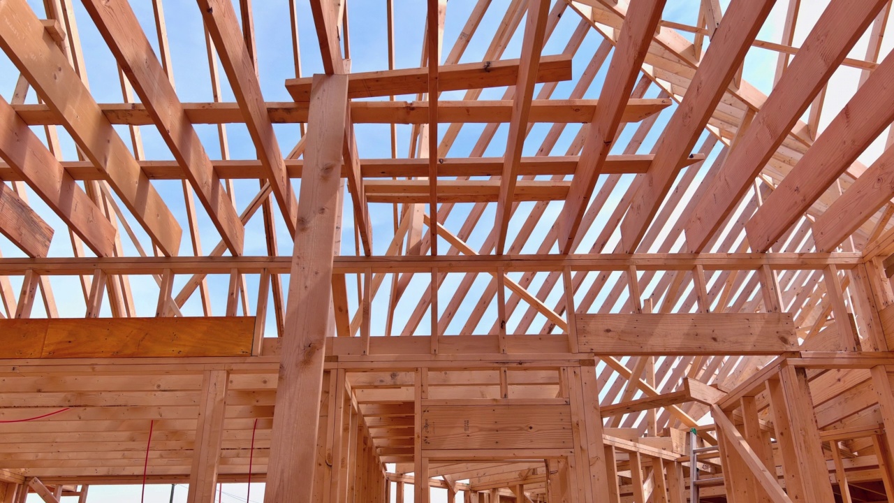 屋顶桁架采用覆盖式公寓结构，安装木梁框架视频素材
