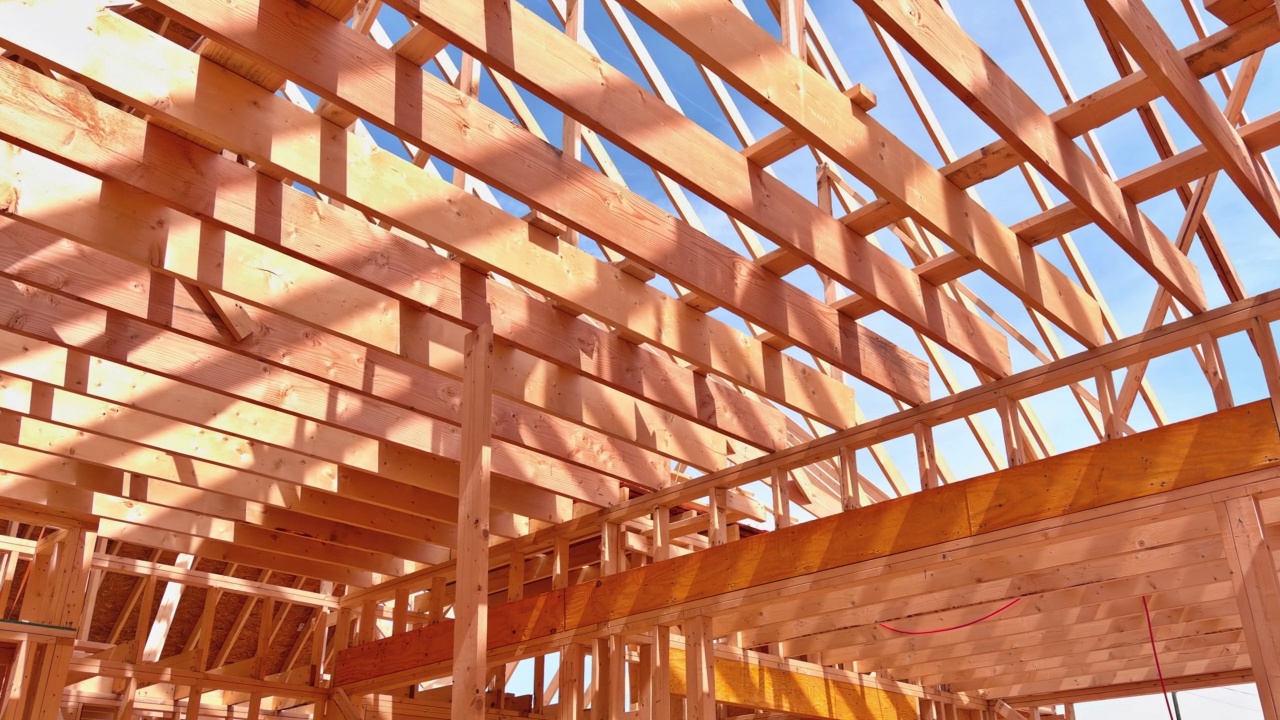 屋顶安装木梁与框架桁架共管建筑视频素材
