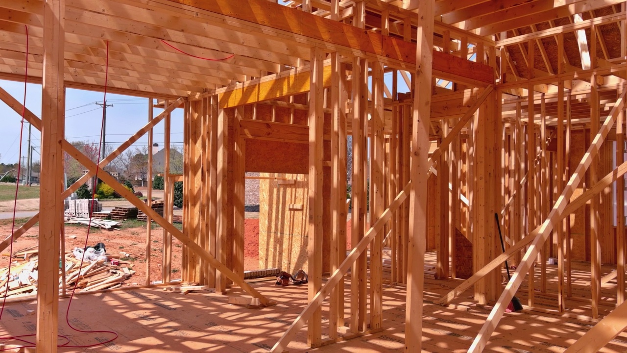 城郊正在建设的木结构房屋视频素材