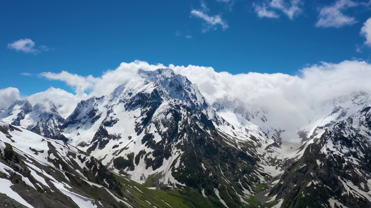 飞机穿越高山云层，飞过美丽的雪峰和冰川。视频素材