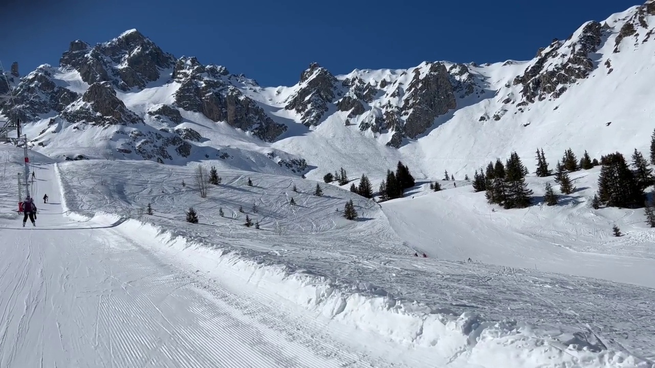 冬季风景与滑雪的人在山上拖拽。视频下载