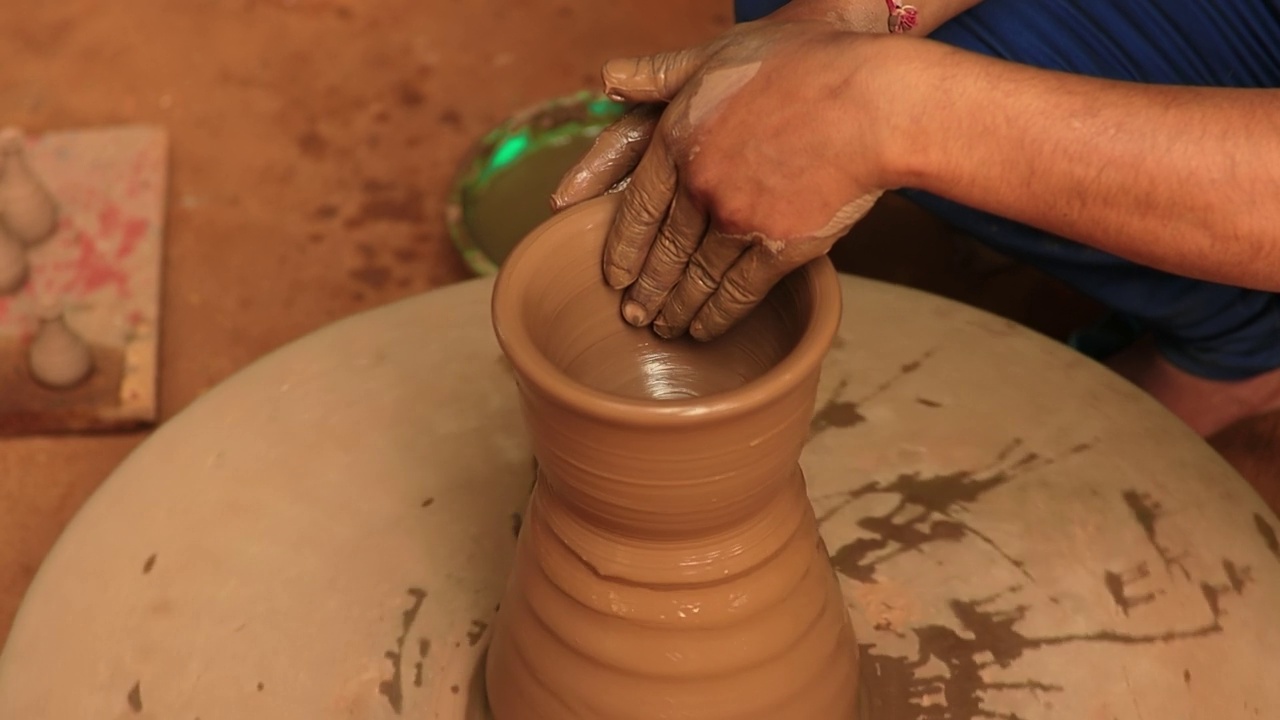 陶工在做陶瓷盘子。印度拉贾斯坦邦。视频素材