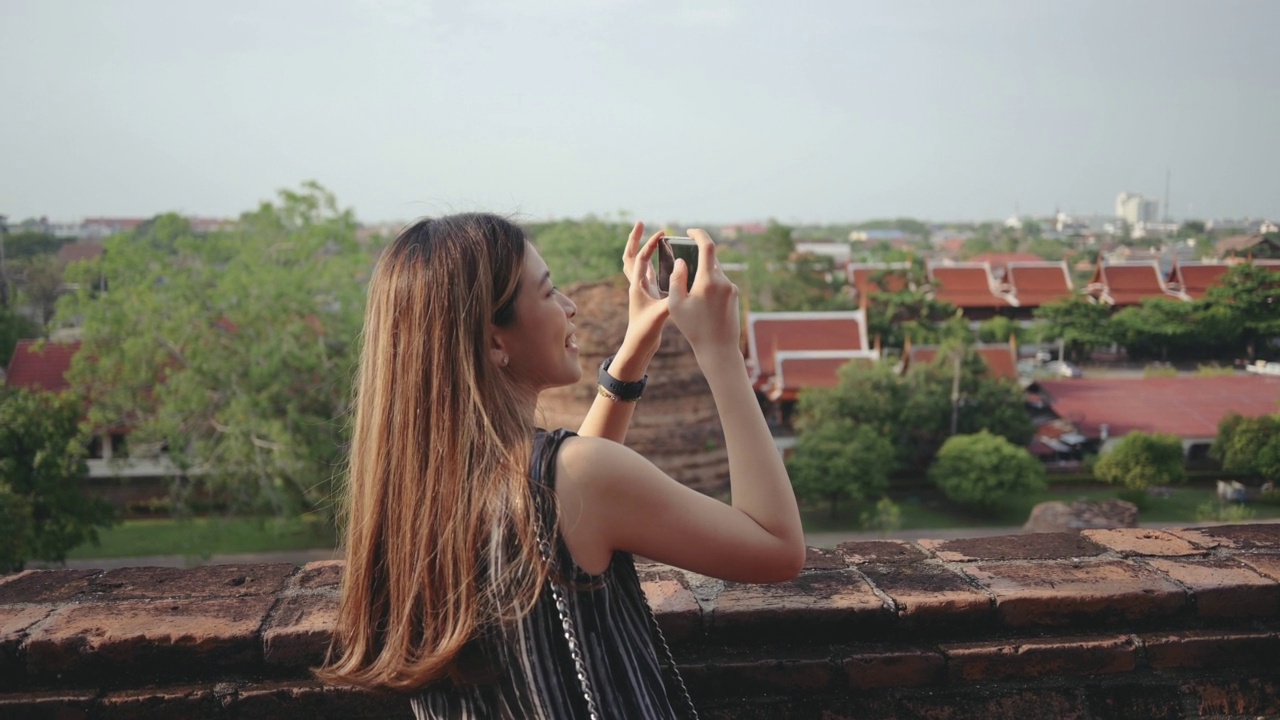 在泰国大城府寺拍摄日落时刻令人兴奋的旅游之旅视频下载