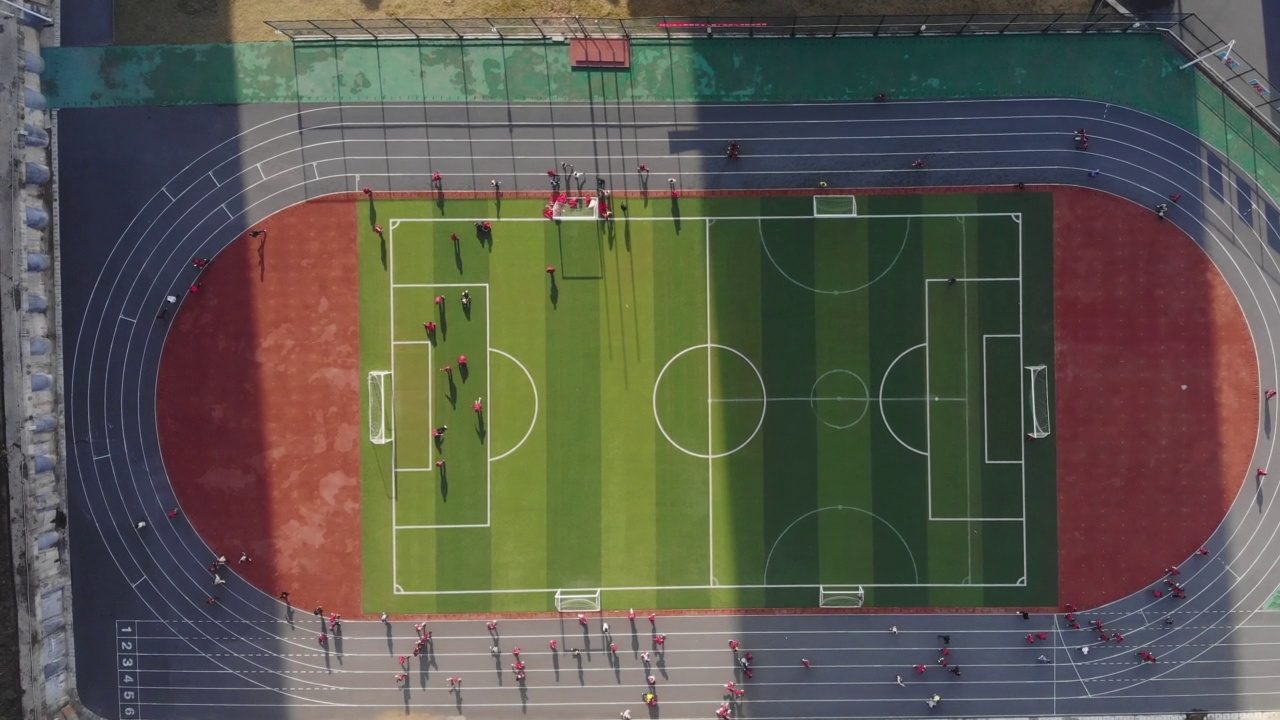 新足球场和学生的鸟瞰图视频素材