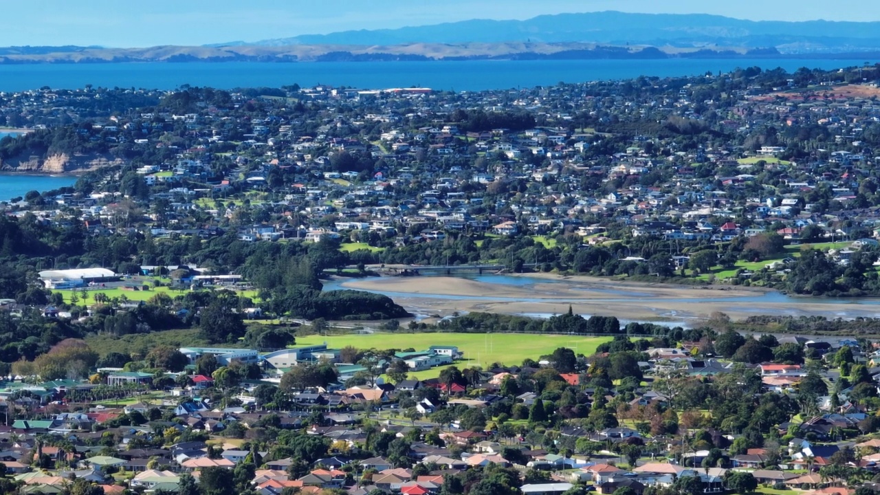 空中城市和海岸线在奥克兰，新西兰视频素材