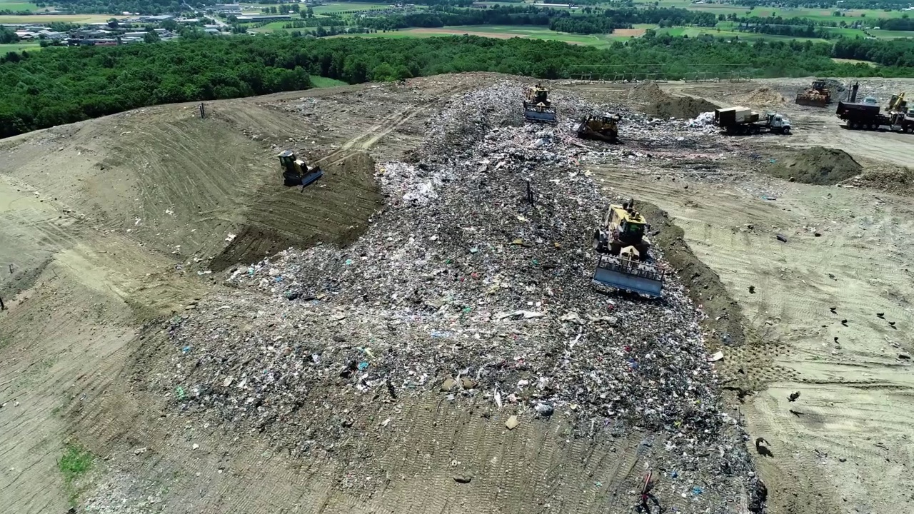 垃圾填埋与节约废物的Arial视图。垃圾处理在垃圾场的库存视频视频素材