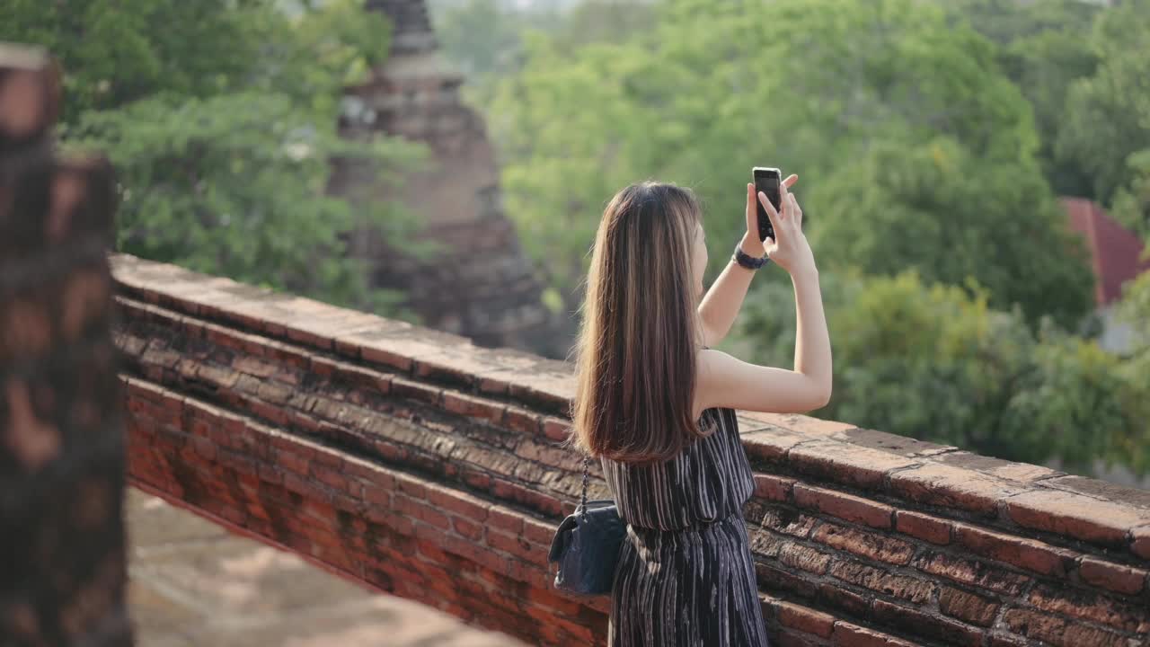 5G连接生活方式年轻的中年亚洲人幸福乐趣独自旅行女人探索冒险在大城府最著名的寺庙视频下载